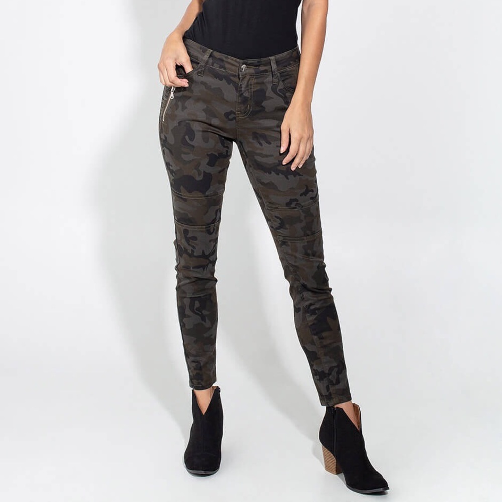 NWT Camouflage Ankle Jeans